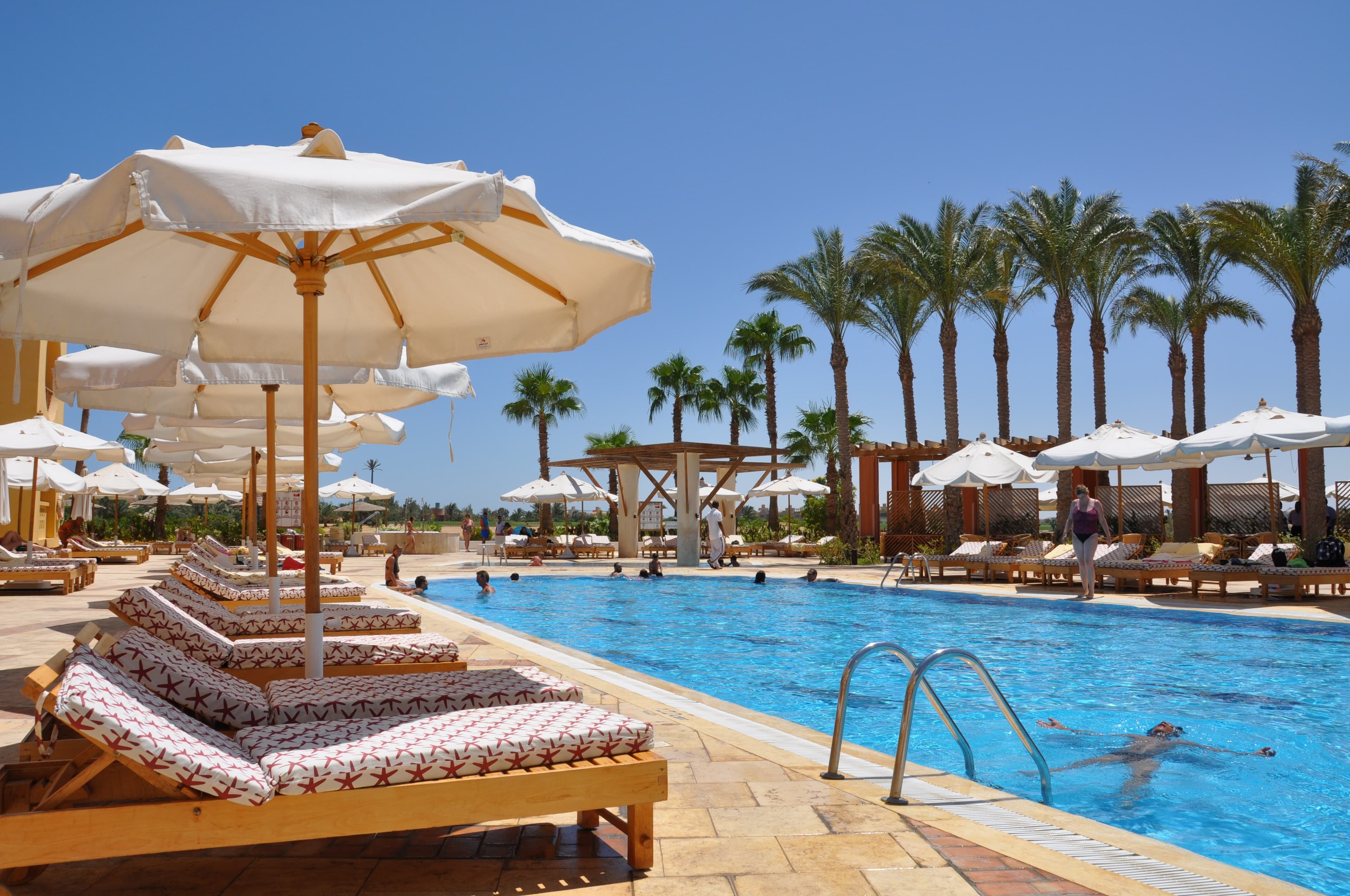 Swimming Pool : King size pools for relaxation